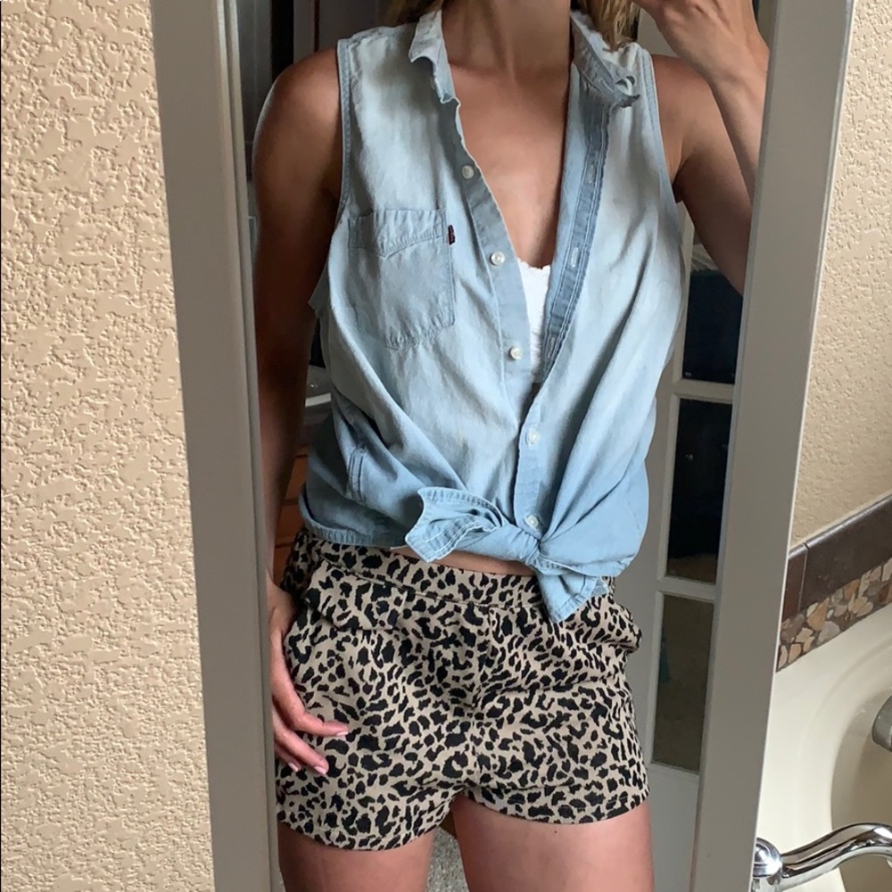 Sleeveless, button up Levi’s Chambray Shirt